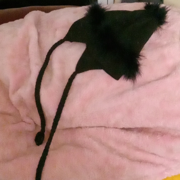 Black feathered hat - Picture 1 of 4